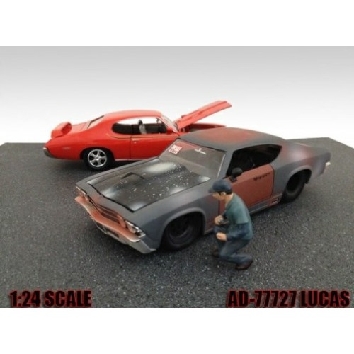 AD77727 - 1/24 MECHANIC LUCAS (CAR NOT INCLUDED)