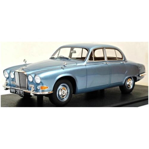 CULCML289-3 - 1/18 JAGUAR 420 BRITISH SILVER/BLUE METALLIC 1966-1969
