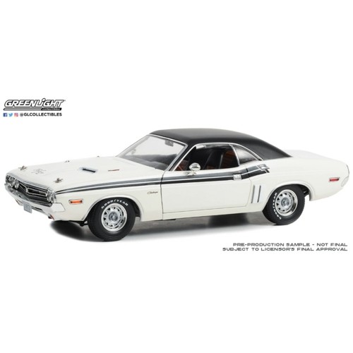 GL13668 - 1/18 1971 DODGE CHALLENGER R/T - BRIGHT WHITE WITH  BLACK INTERIOR AND RED PLAID SEATS