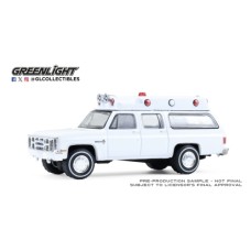 GL30508 - 1/64 CHEVROLET SUBURBAN K20 CUSTOM DELUXE AMBULANCE - PLAIN WHITE