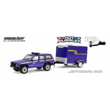 GL32315-B - 1/64 HOT PURSUIT HITCH AND TOW SERIES 1 - 2001 JEEP CHEROKEE WITH SMALL CARGO TRAILER - NEW YORK STATE POLICE