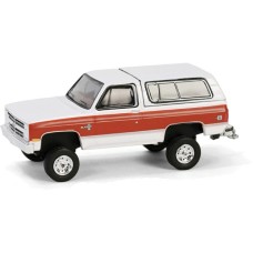 GL35290-E - 1/64 ALL TERRAIN SERIES 16 - 1984 CHEVROLET K5 BLAZER SILVERADO LIFTED - FROST WHITE AND APPLE RED