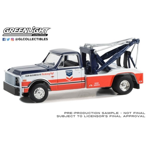 GL46130-A - 1/64 DUALLY DRIVERS SERIES 13 - 1968 CHEVROLET C-30 DUALLY WRECKER - STANDARD OIL ROAD SERVICE SOLID PACK