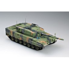 HBB82401 - 1/35 LEOPARD II A4 (PLASTIC KIT)