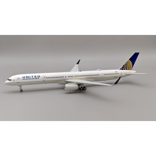 IF753UA1123 - 1/200 UNITED AIRLINES BOEING 757-33N N78866 WITH STAND