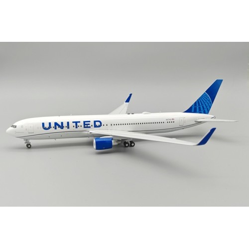 IF763UA0425 - 1/200 UNITED 767-300 N671UA WITH STAND