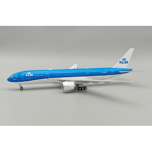 IF772KL0824 - 1/200 KLM - ROYAL DUTCH AIRLINES BOEING 777-206/ER PH-BQD WITH STAND