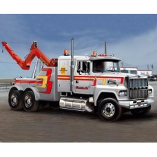 IT3825 - 1/24 US WRECKER TRUCK (PLASTIC KIT)
