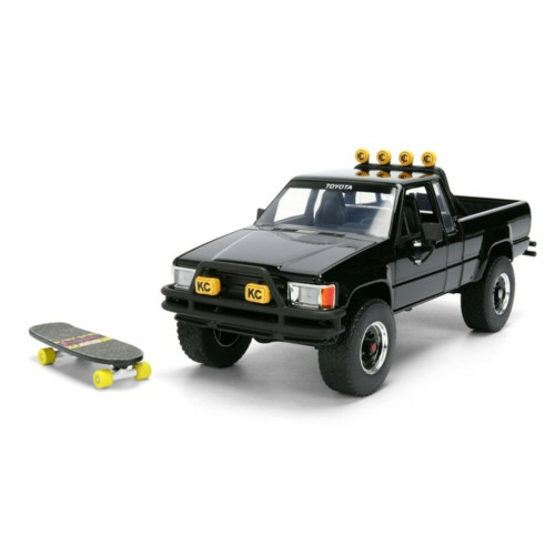 JAD36479 - 1/24 HOLLYWOOD RIDES - BACK TO THE FUTURE - TOYOTA SR5 PICK UP 1985 - WITH MARTYS SKATEBOARD