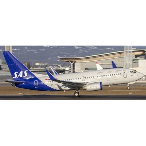 JC20107A - 1/200 SCANDINAVIAN AIRLINES BOEING 737-700 FLAP DOWN REG: SE-RJX WITH STAND