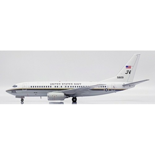 JC20279A - 1/200 US NAVY BOEING C-40A CLIPPER REG: 165829 FLAPS DOWN WITH STAND
