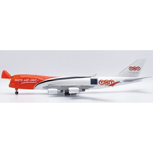 JC20304C - 1/200 TNT EXPRESS BOEING 747-400F INTERACTIVE SERIES REG: OO-THA WITH STAND