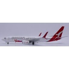 JC20746 - 1/200 QANTAS BOEING 737-800 NC SANTA REG: VH-VZX WITH STAND