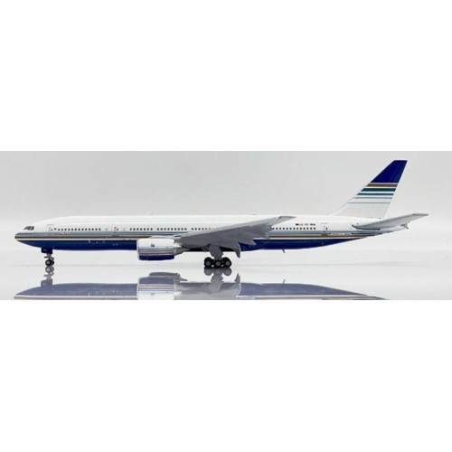 JC40058A - 1/400 PRIVILEGE STYLE BOEING 777-200ER FLAPS DOWN REG: EC-MUA WITH ANTENNA
