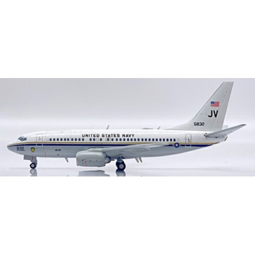 JC40076 - 1/400 US NAVY BOEING C-40A CLIPPER SUNSEEKERS REG: 165832 WITH ANTENNA
