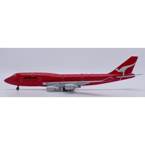 JC40382 - 1/400 QANTAS BOEING 747-400 ALL RED REG: VH-OEJ WITH ANTENNA