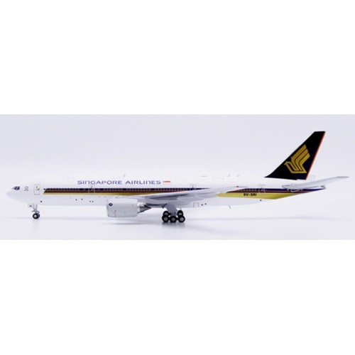 JC40673 - 1/400 SINGAPORE AIRLINES BOEING 777-200ER SMALL TITLES REG: 9V-SRI WITH ANTENNA