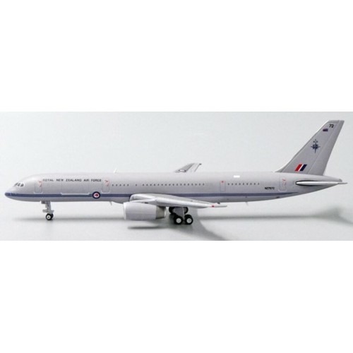 JC4468 - 1/400 ROYAL NEW ZEALAND AIR FORCE BOEING 757-200 REG: NZ7572 WITH ANTENNA