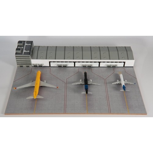 JCAAACT4001M - 1/400 AIRPORT CARGO TERMINAL DISPLAY CASE WITH APRON AND 3 AIRCRAFT MODELS