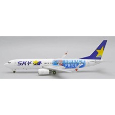 JCEW2738008 - 1/200 SKYMARK AIRLINES BOEING 737-800 HOKKAIDO PRIDE REG: JA73NX WITH STAND