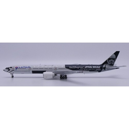 JCEW477W007 - 1/400 LATAM AIRLINES BOEING 777-300ER GALAXYS EDGE REG: PT-MUA WITH ANTENNA