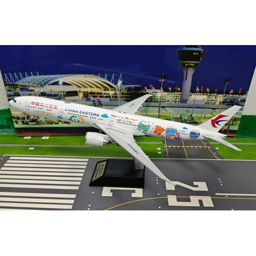 KJB77W226 - 1/200 CHINA EASTERN AIRLINES BOEING 777-39PER B-7882