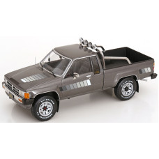 KKDC181563 - 1/18 TOYOTA TRUCK XTRA CAB 4X4 HILUX 1985 GREY METALLIC