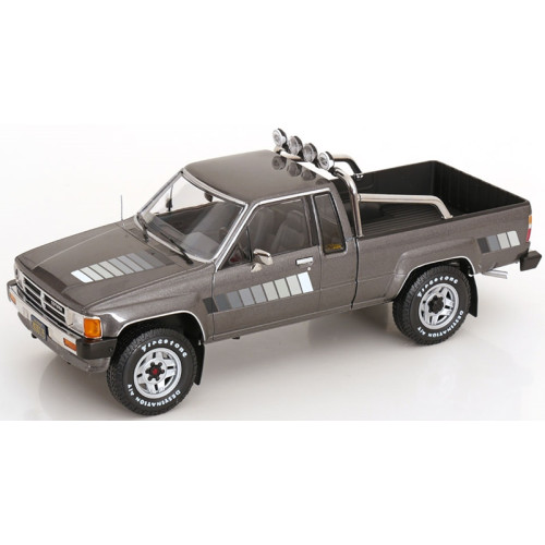 KKDC181563 - 1/18 TOYOTA TRUCK XTRA CAB 4X4 HILUX 1985 GREY METALLIC