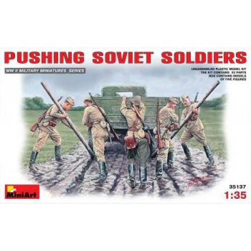 MIN35137 - 1/35 PUSHING SOVIET SOLDIERS (PLASTIC KIT)