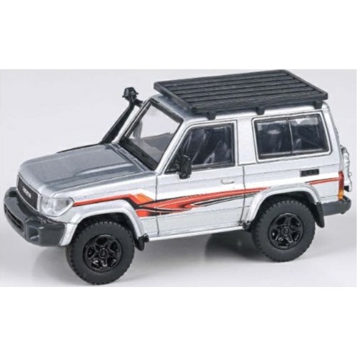 PAR65566 - 1/64 TOYOTA LAND CRUISER 71 SILVER W/ROOF RACK 2014 (RHD)