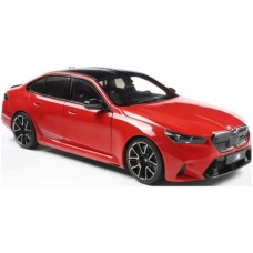 SOL1814702 - 1/18 BMW M5 FIRE RED 2025