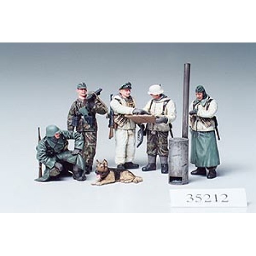 TAM35212 - 1/35 GERMAN SOLDIERS FIELD BRIEFING