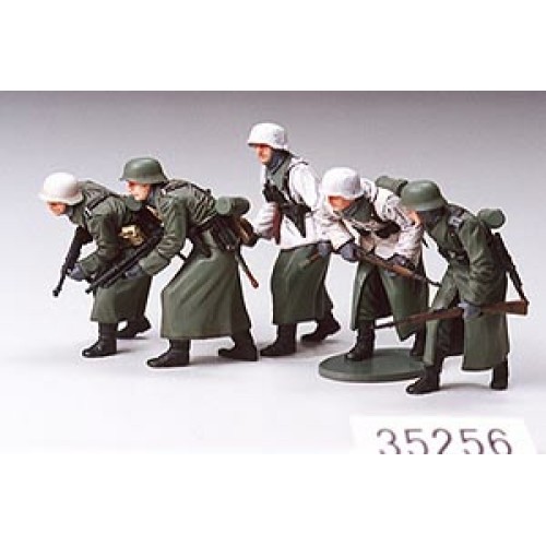 TAM35256 - 1/35 GERMAN ASSAULT INFANTRY (WINTER)