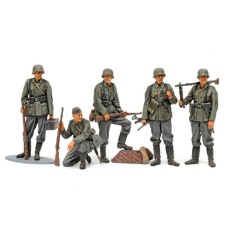 TAM35371 - 1/35 GERMAN INFANTRY MID WWII (PLASTIC KIT)